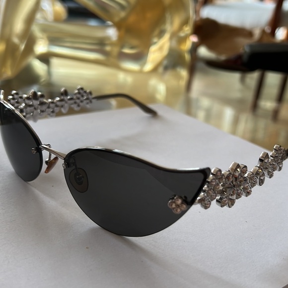 LOUIS VUITTON Swarovski Cat-Eye Fleur Sunglasses - Picture 9 of 16
